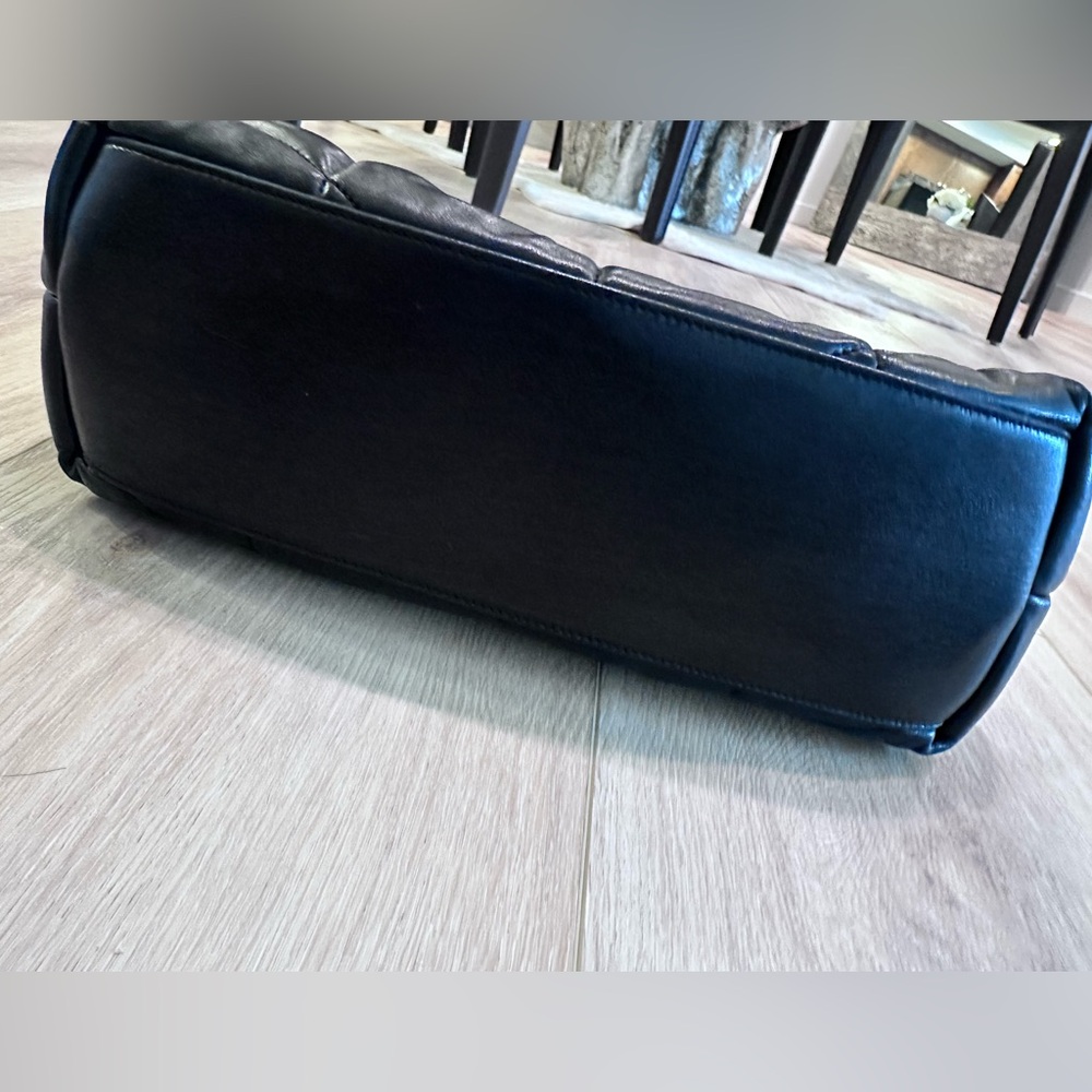 Saint Laurent Black Shoulder Bag with Sleek Design - Picture 5 of 14